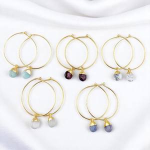 Pendientes de Aro con Piedra de Nacimiento Esmeralda – Dije de Piedra Natural, Aros Hechos a Mano de Plata de Ley 925 Bañados en Oro para Mujer - Product Image 2