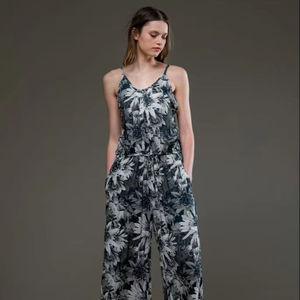 Combinaison noire à imprimé floral sans manches pour femme, décontractée, style bohème, à jambes larges, légère, pour les vacances - Product Image 1