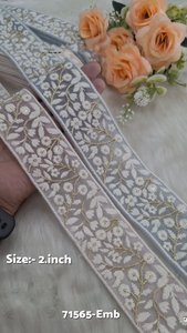 Cinta Decorativa Bordada Floral Ecológica de Encaje de 2 Pulgadas Gris Blanco Dorado para Vestidos, Saris y Manualidades - Product Image 3