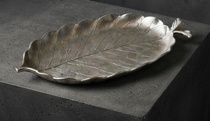 Plateau de service en métal en forme de feuille, finition argentée avec texture veineuse détaillée, vaisselle de luxe pour la maison et le salon - Product Image 5