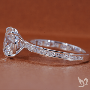 Anillo solitario audaz de oro blanco de 10k con diamante cultivado en laboratorio de 3 quilates, corte redondo, certificado por IGI, con banda pavé. - Product Image 2
