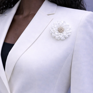 Broche de Flor de Perla Blanca, Elegante Pin Floral de Tela, Joyería para Mujer, Accesorio de Moda Premium con Diseño de Pétalos en Capas - Product Image 1