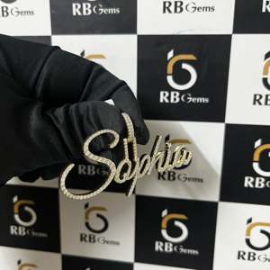 จี้ชื่อโซเฟีย ดีไซน์ลายมือแบบกำหนดเอง ประดับเพชรโมอิสซาไนต์ VVS เงินแท้ 925 สไตล์ฮิปฮอป ชุบทองคำขาวและทองคำ  รูปทรงกากบาท - Product Image 2