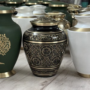 Urna Funeraria Premium Grabada en Negro y Dorado, de Latón, Personalizable con Grabado Floral, para Guardar Cenizas de Adultos - Product Image 2