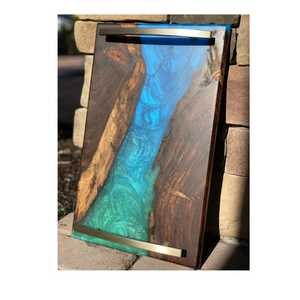 Tabla de servir grande personalizada de madera de roble natural con borde natural, resina epoxi azul y asas de oro antiguo, tipo charcutería - Product Image 1