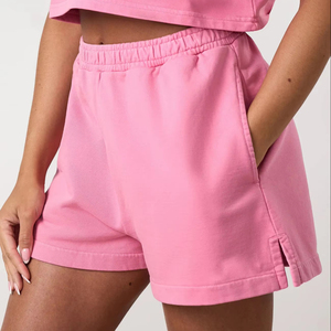 Short de course rose pour femme, personnalisé avec logo, taille élastique, en coton respirant, idéal pour la gym et les activités sportives - Product Image 1