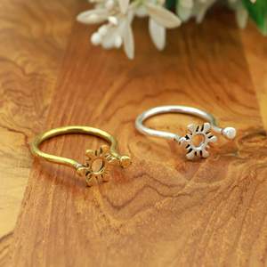 Bague soleil en laiton faite à la main, bague ouverte ajustable, bijoux tribaux bohèmes en laiton, vente en gros OEM/ODM Jaipur Inde - Product Image 1