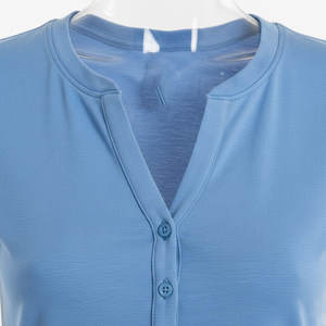 T-shirt Henley personnalisé en gros, design uni, fabriqué en tissu de coton respirant, manches courtes pour femme - Product Image 4