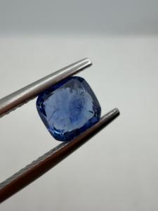 Zafiro azul natural en forma de cojín de 2.10 CT de Ceilán, Sri Lanka, para la elaboración de joyas. - Product Image 4