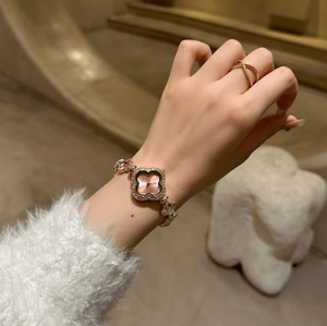 Montre rétro pour femmes en gros d'usine, montre à quartz trèfle porte-bonheur, polyvalente, élégante, simple, montre-bracelet haut de gamme - Product Image 4