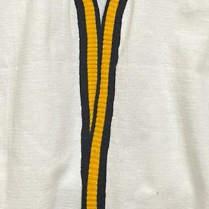 Crea tus propios diseños de logotipos personalizados en suéteres tipo cárdigan unisex de acrílico con letras bordadas y tejidos para hermandades y fraternidades. - Product Image 5