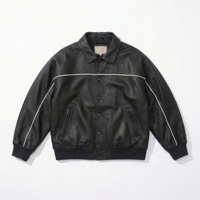 Blouson aviateur en cuir noir et blanc avec passepoil |   Blouson bomber à boutons-pression et passepoil |   Manteau en simili cuir streetwear |   Fabricant OEM personnalisé