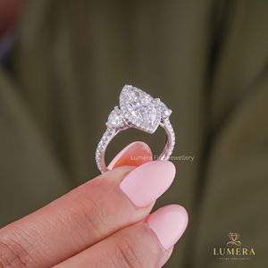 Bague de fiançailles et de mariage en or blanc 10K certifiée IGI, couleur E, avec halo de diamants de laboratoire de forme marquise et motif cœur latéral - Product Image 1
