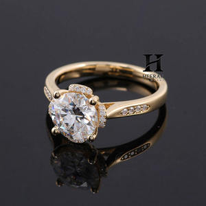 แหวนหมั้นเพชรทรงกลมเจียระไนแบบบริลเลียนท์ ทองคำขาว 14K ประดับเพชรแล็บโกรว์ลายดอกไม้สไตล์วินเทจ ดีไซน์กลีบดอกไม้แบบสแกลลอป - Product Image 4