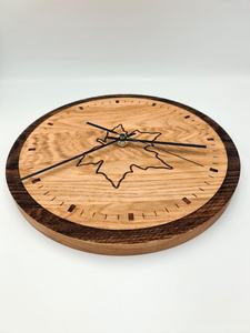 Reloj de pared de roble hecho a mano con hoja de arce grabada: Reloj de madera único con diseño inspirado en la naturaleza. - Product Image 4