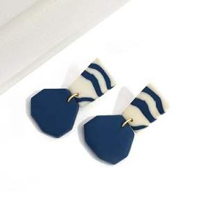 Boucles d'oreilles en résine de luxe faites à la main, matériau de qualité supérieure, durables, légères, confortables, élégantes pour les bijoux de fête - Product Image 5