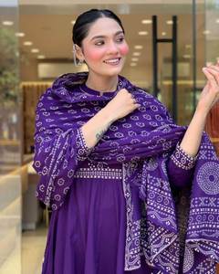 Ensemble Kurti en coton mousseline pour femmes modernes avec pantalon uni et dupatta en coton Chanderi, tenue à séchage rapide et protection solaire - Product Image 2