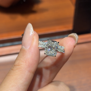 Bague de fiançailles classique à trois pierres en diamant de laboratoire taille radiant, monture à tension en or 14K, bande pavée, unisexe, certifiée IGI, haute joaillerie - Product Image 4