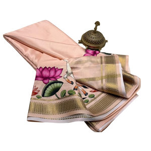 ผ้าส่าหรีสีพีชผ้าไหมแบบพรีเมี่ยมพร้อมด้วยลายวัววาดด้วยมือและขอบ zari สีทอง - Product Image 3