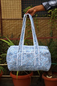 Bolsa de lona acolchada de algodón hecha a mano con elegante estampado en bloques, asas resistentes, ligera y espaciosa, perfecta para el fin de semana. - Product Image 4