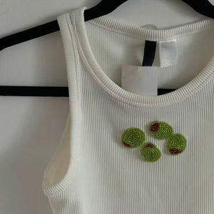 Débardeur court côtelé blanc personnalisé en gros avec broderie perlée artisanale et patchs alimentaires vert olive pour femme, style décontracté - Product Image 1