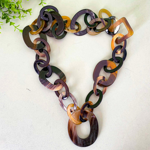 Collar Moderno Hecho a Mano con Cuerno de Búfalo Natural y Cuentas Redondas Grandes de la India por S a and SONS EXPORTS - Product Image 6