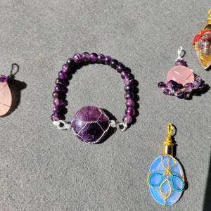 Nouvel Arrivage Porte-clés Spirituel en Cristal de Quartz Naturel Multicolore Mélangé, avec fil tressé et technique de sculpture de pierres brutes - Product Image 2