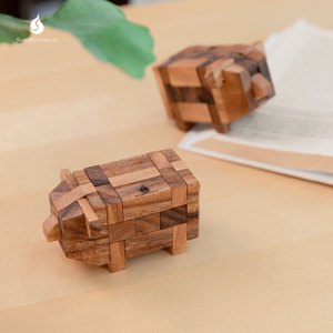 Petit cochon : Puzzle en bois 3D Kumiki en forme de cochon, jouet Montessori en bois ou charmant compagnon de bureau par la marque SiamMandalay - Product Image 6
