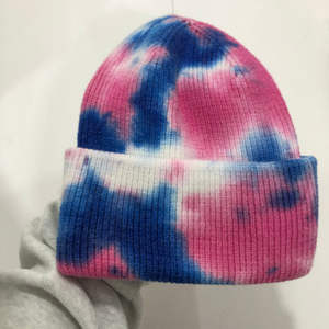 Nouveau design de bonnets personnalisés en grande quantité avec étiquette tissée, effet tie-dye dégradé, impression numérique et motif d'image pour employés - Product Image 1