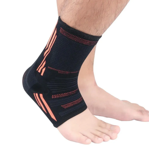 Tobillera de punto acanalada negra y roja con talón abierto, protector de pie flexible de tela suave y ligera para entrenamiento - Product Image 1