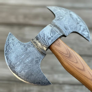 Hacha de doble cabeza de acero de Damasco, herramienta utilitaria de alta calidad para exteriores con mango de madera. - Product Image 3