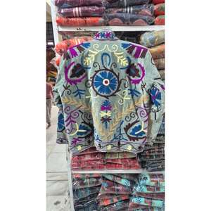 เสื้อแจ็คเก็ตกำมะหยี่สไตล์โบฮีเมียนวินเทจ ปักมืออย่างประณีต แบรนด์ SR Exports สำหรับผู้หญิง ผลิตจากรัฐราชสถาน สามารถใส่กลับด้านได้ - Product Image 5