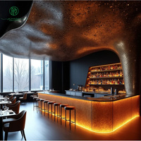 Comptoir de bar commercial de luxe, forme organique, mobilier de bar lounge avec étagère à vin rétroéclairée pour pub