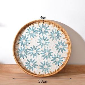 Plateau rond de service en nacre et en rotin fait à la main avec soin par Thien Thanh, grossiste vietnamien - Product Image 5