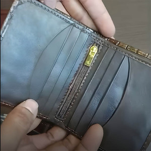 Cartera Bifold de Cuero Vintage Marrón Chocolate Intenso con Bolsillo para Monedas con Cremallera, Compartimentos Espaciosos para Billetes y Detalles Grabados - Product Image 2