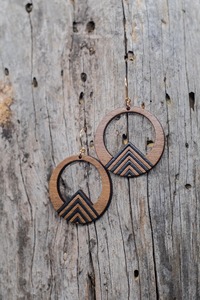 Pendientes Circulares de Madera con Incrustaciones Geométricas y Cierre de Gancho Dorado - Product Image 2