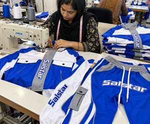 Conjunto Deportivo Urbano Azul y Blanco para Mujer, Chaqueta Corta con Logotipo Personalizado y Pantalones Cargo, Conjunto Deportivo a la Moda - Product Image 5