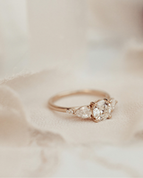 Bague de fiançailles classique en or rose 18 carats avec trois diamants taille émeraude certifiés IGI, sertis à griffes, bijoux fins pour femme