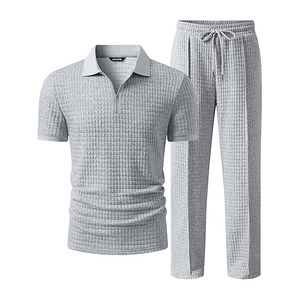 Conjunto Premium para Hombre, Camisa Polo Gris Acolchada y Pantalones, Ropa Deportiva Ligera y Transpirable, Estampado Sólido, Logotipo Frontal, Ropa de Verano - Product Image 1