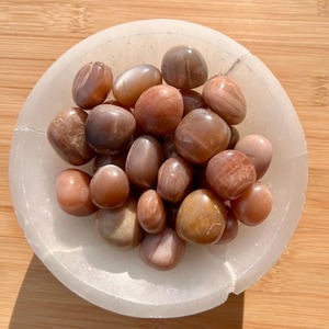หินมูนสโตนธรรมชาติขัดเงาขนาด 15-30 มม. ขายส่ง หินบำบัด พีชมูนสโตน หินรีกิ คริสตัลกรวด รูปทรงก้อนกรวด ธีมความรัก - Product Image 4