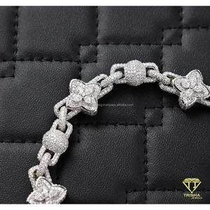 สร้อยข้อมือเพชรโมอิสซาไนต์ Clover Link สุดพิเศษ ประดับด้วยลวดลายดอกไม้ระยิบระยับ พร้อมความเปล่งประกายดุจเพชร สร้างสรรค์ความหรูหราโดดเด่น - Product Image 5
