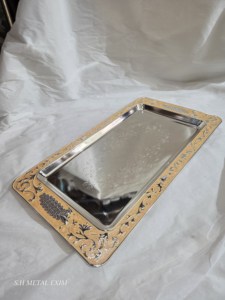Plateau de service rectangulaire de luxe en acier inoxydable, décoratif et gravé, avec bordure dorée motif paon - Product Image 3