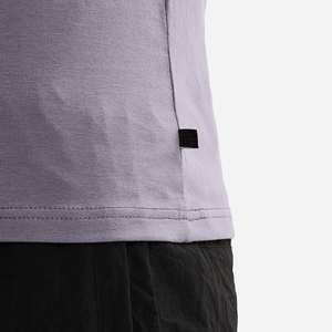 T-shirt homme gris ardoise et violet à manches courtes, coupe slim, col rond, uni, avec patch sur la manche, basique - Product Image 3