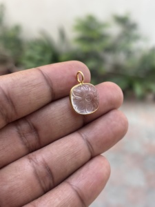 Colgante de Plata de Ley con Cristal Tallado en Forma de Cojín y Flor, Diseño Único, Regalo Religioso para Cumpleaños o Aniversario para Mujer - Product Image 2