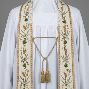 Étole d'église artisanale haut de gamme, fabriquée avec un tissu blanc de haute qualité et décorée d'une élégante broderie florale dorée et verte. - Product Image 1