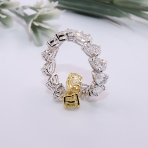 Anillo de Eternidad de Diamantes con Corte Pera en Oro Blanco para Mujer, con Diamantes Amarillos y Blancos Cultivados en Laboratorio, Estilo Clásico de Compromiso - Product Image 3