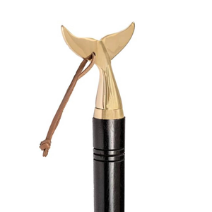 Calzador largo con mango de madera negra y detalles de cola de ballena en latón dorado, accesorio elegante para el cuidado del calzado de inspiración náutica. - Product Image 4