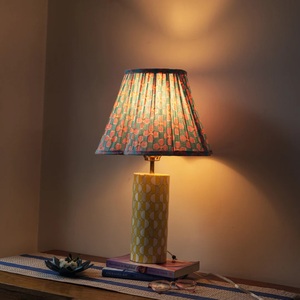 Éclairage d'intérieur haut de gamme Art Déco en os incrusté, motifs géométriques uniques faits à la main, base jaune florale, chambre à coucher - Product Image 4
