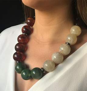 Collar de Bolas Redondas de Resina Marmoleada en Tonos Tierra Mixtos, con Cuentas Acrílicas, Joyería de Declaración Voluminosa para Mujer, Collar de Esferas de Plástico - Product Image 4