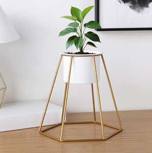 Elegante maceta con efecto cerámico degradado de blanco a dorado sobre soporte minimalista tipo horquilla, mini maceta elegante, disponible a precios de mayorista. - Product Image 4